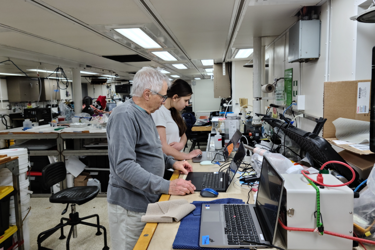Deep Sea Research Expedition Deep Sea Research Expedition - researchers in lab
