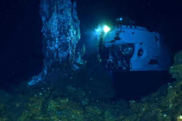 alvin studying hydrothermalvent underwater
